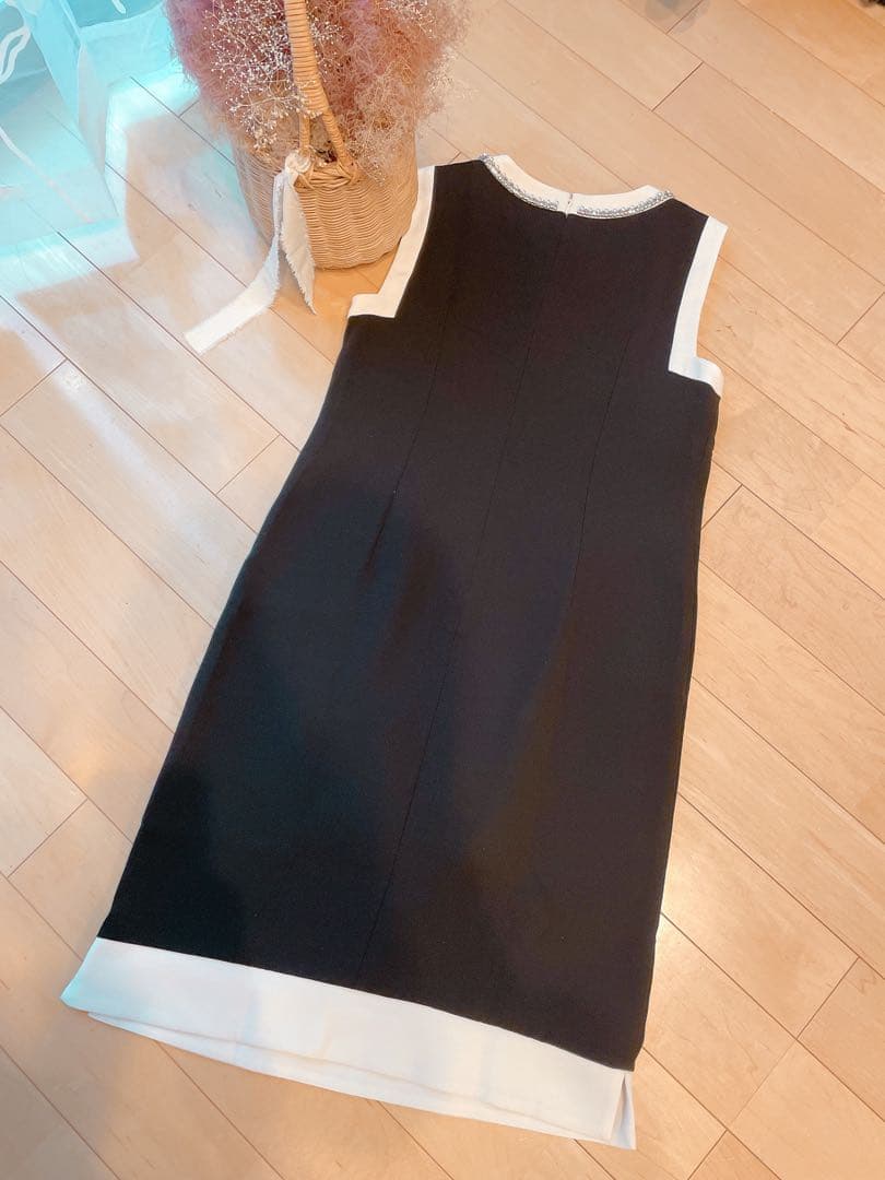 ◆ グレースコンチネンタル　ビジュー釦付サックドレス　ダイアグラム