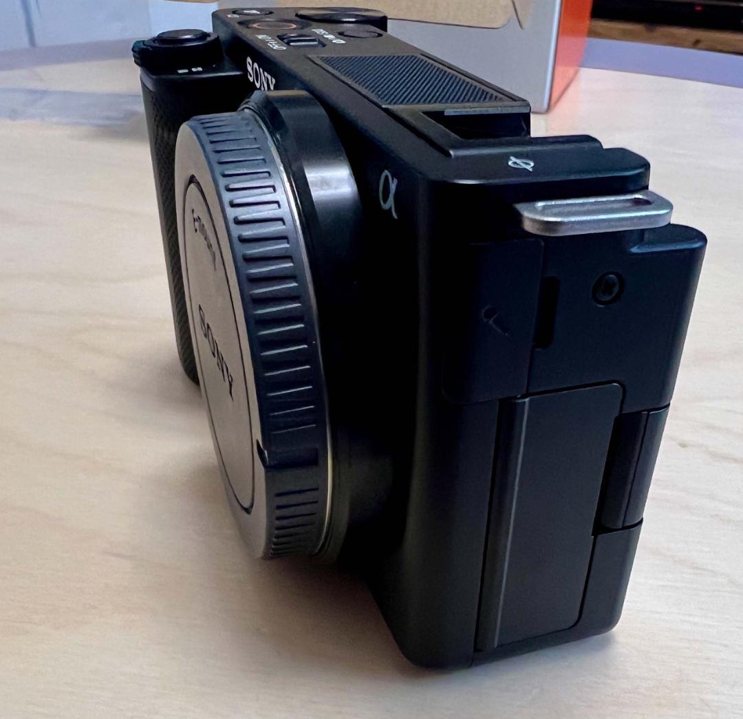 【美品】SONY ZV-E10 VLOGCAM ボディ ＋充電器＋予備バッテリー