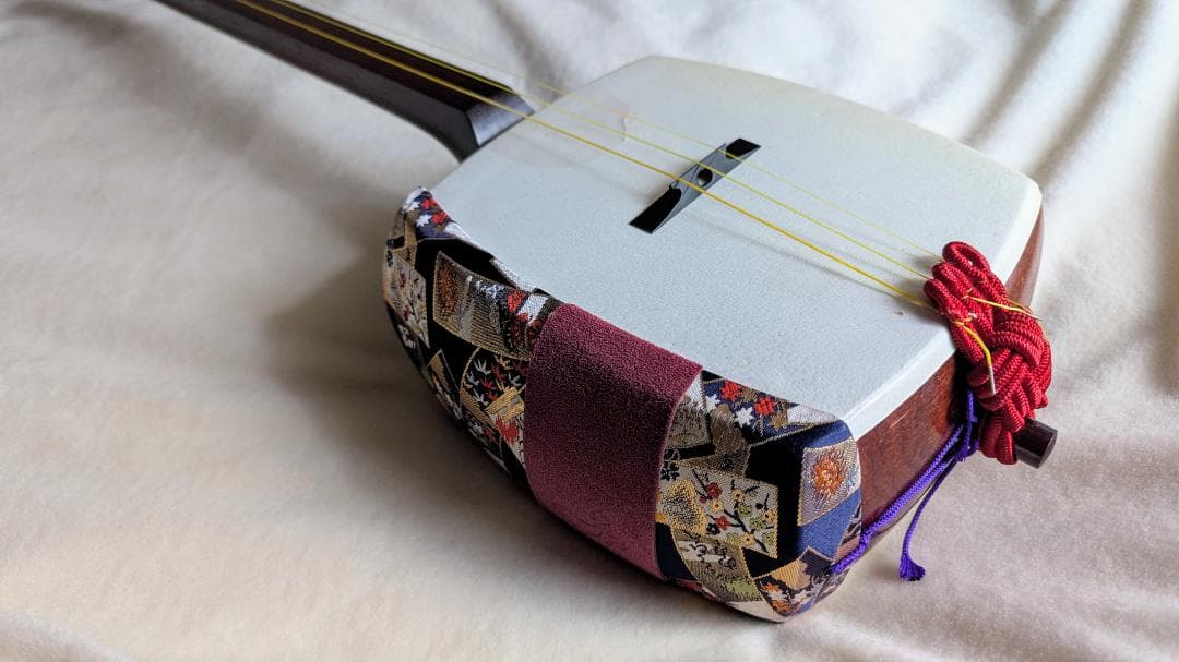 高品質の三味線と付属品