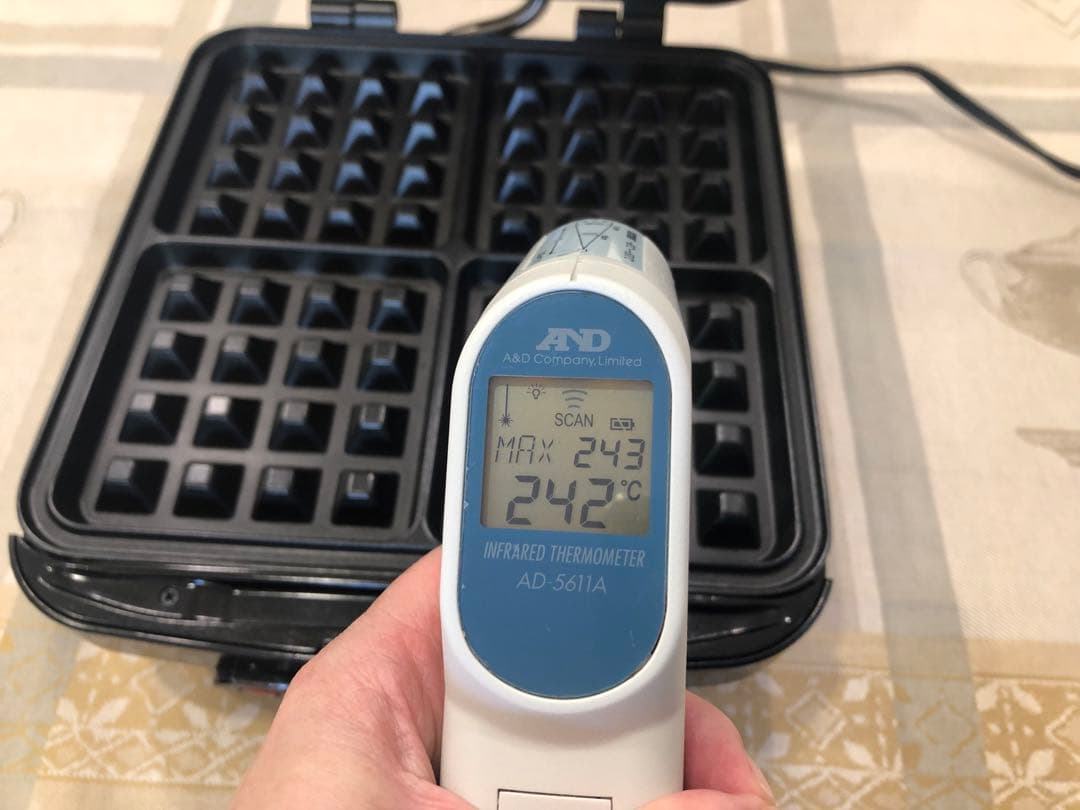 中古　クイジナート ４枚焼きワッフルメーカー WAF-100JBS