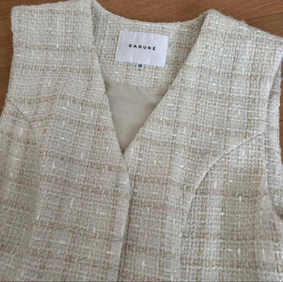 美品⭐︎CADUNEぺプラムツイードジレ 38 ベージュ