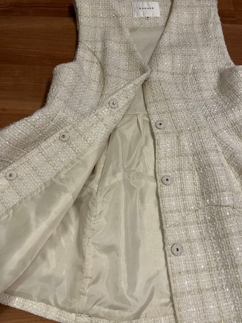 美品⭐︎CADUNEぺプラムツイードジレ 38 ベージュ