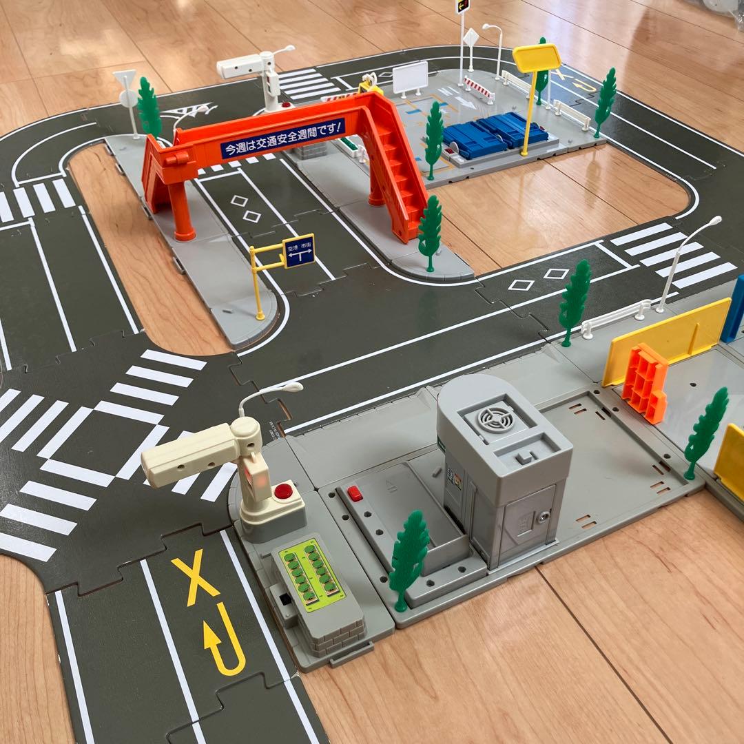 トミカタウン 洗車場 交番 駐車場 信号機×2 歩道橋 つながる道路