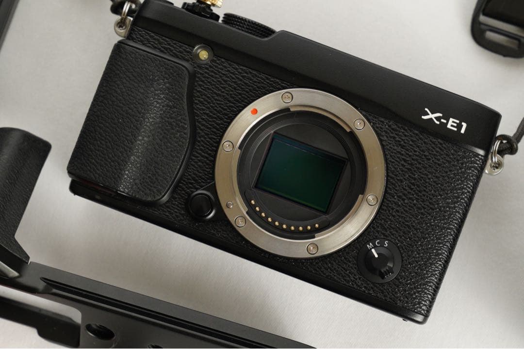 Fujifilm X-E1 ミラーレスカメラ NIKKORレンズほか 付属品多数