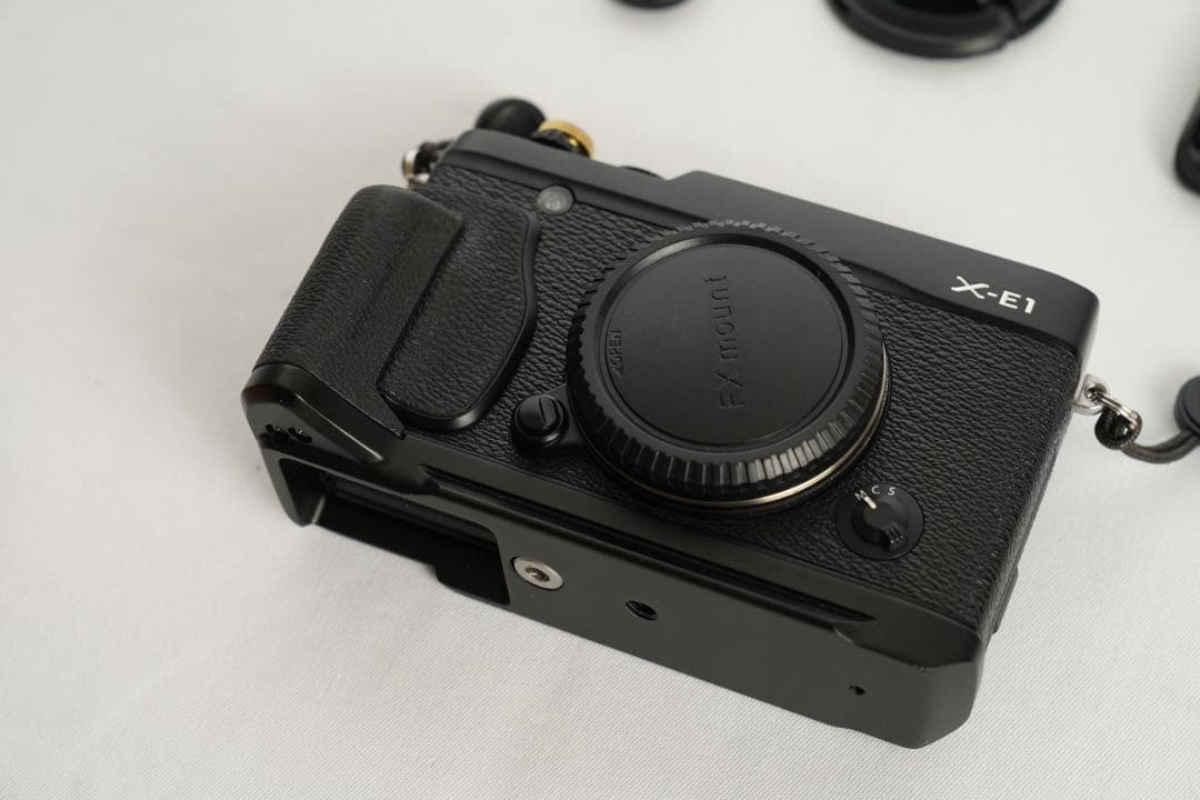 Fujifilm X-E1 ミラーレスカメラ NIKKORレンズほか 付属品多数