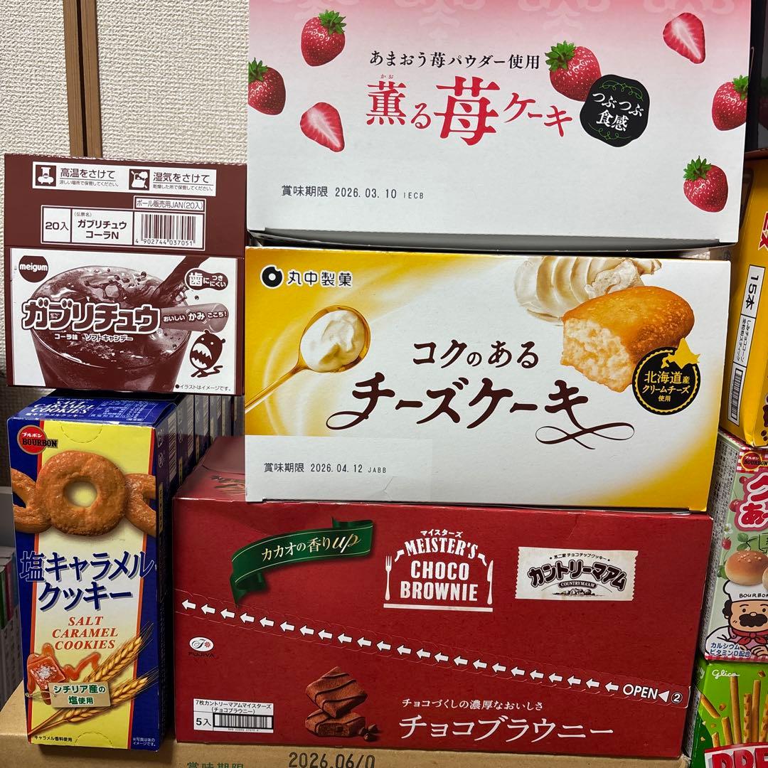 パブロ、チーズケーキ、苺ケーキ、カントリーマアムチョコブラウニーガブリチュウ