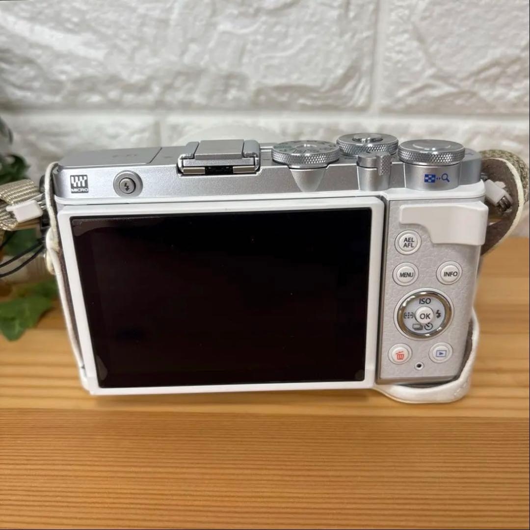 y*z様 【美品】オリンパスPEN E-P7 ダブルズームキット ホワイト白