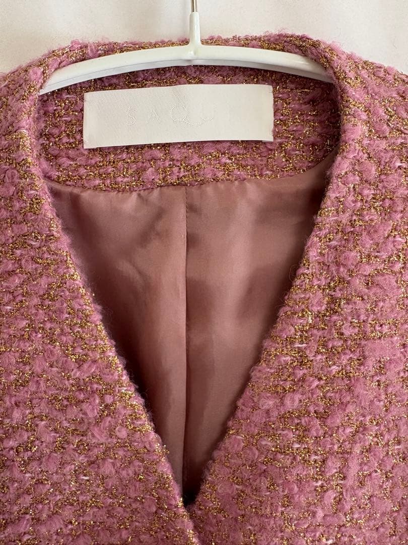 美品　saqui サキ　日本製　ピンク ノーカラージャケット ゴールドボタン