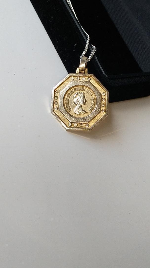 エリザベス2世 ペンダントトップ ネックレス 幸運を呼ぶ八角形 美品 です。