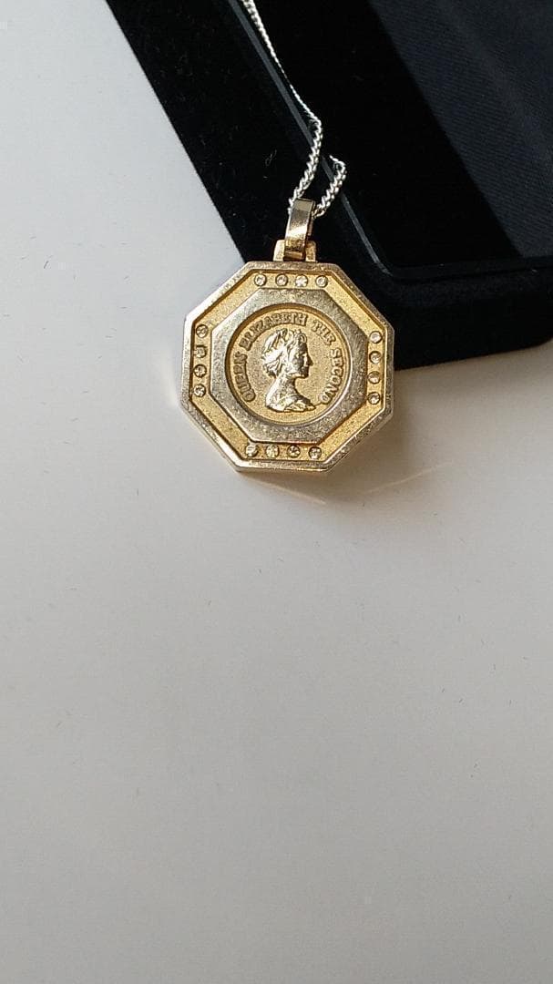 エリザベス2世 ペンダントトップ ネックレス 幸運を呼ぶ八角形 美品 です。