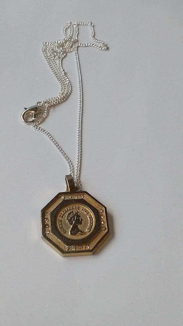 エリザベス2世 ペンダントトップ ネックレス 幸運を呼ぶ八角形 美品 です。