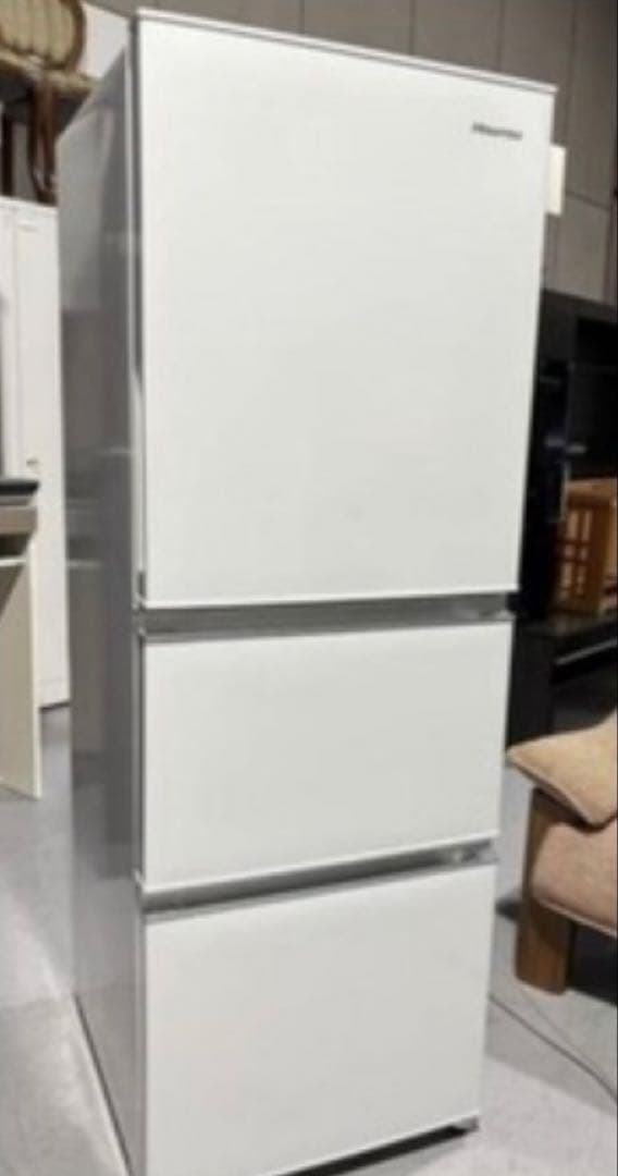 【定価10万円・美品】スタイリッシュな冷蔵庫 3段棚付き【2/10終了】