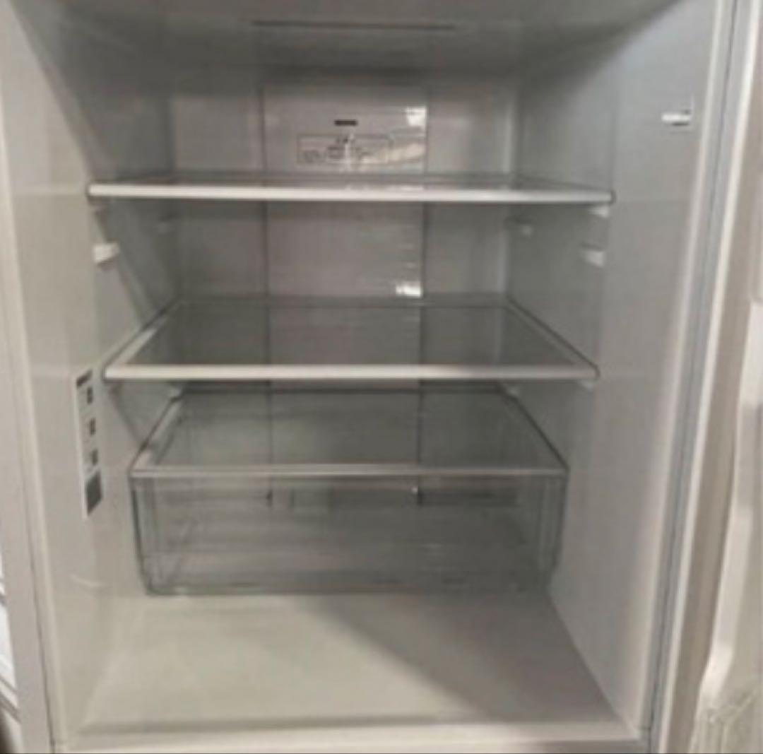 【定価10万円・美品】スタイリッシュな冷蔵庫 3段棚付き【2/10終了】