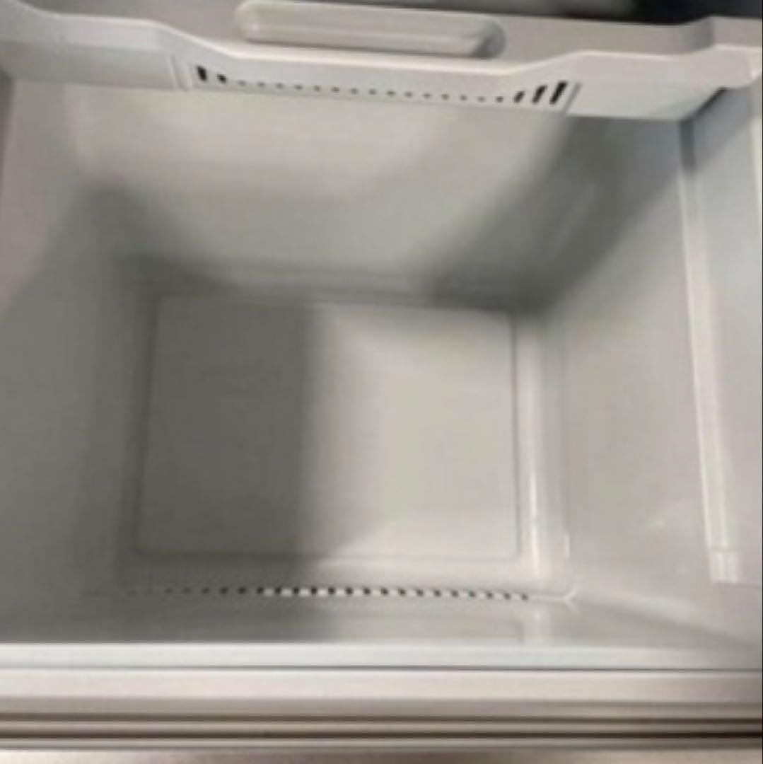 【定価10万円・美品】スタイリッシュな冷蔵庫 3段棚付き【2/10終了】