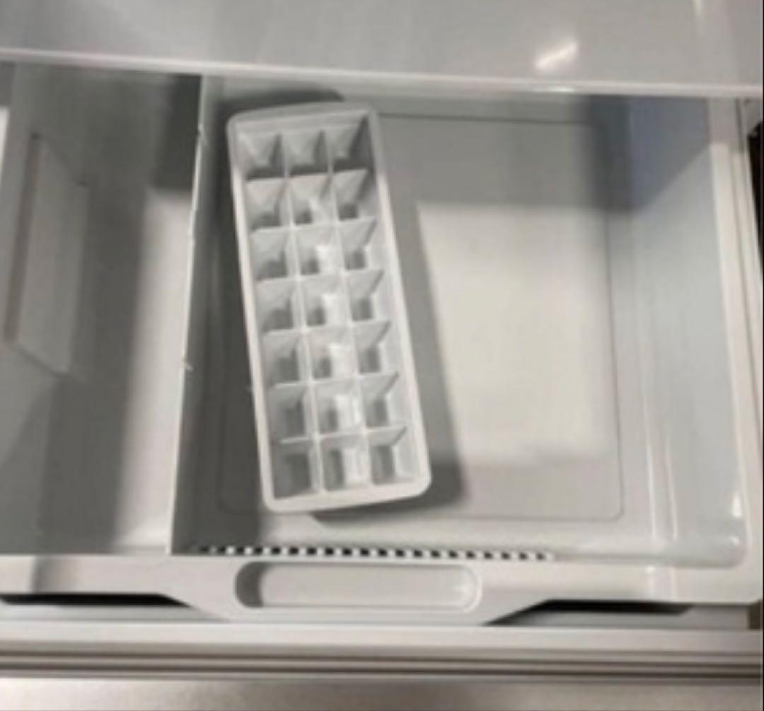 【定価10万円・美品】スタイリッシュな冷蔵庫 3段棚付き【2/10終了】