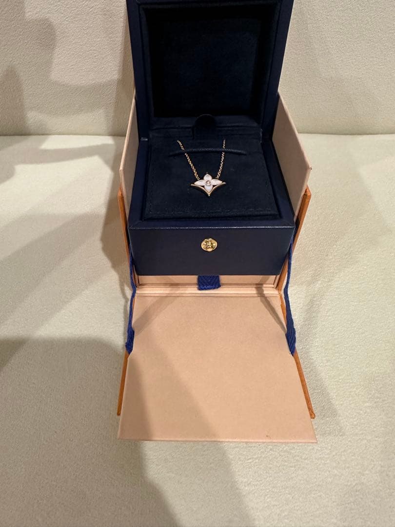 【新品未使用】Louis Vuitton フラワーモチーフ ネックレス