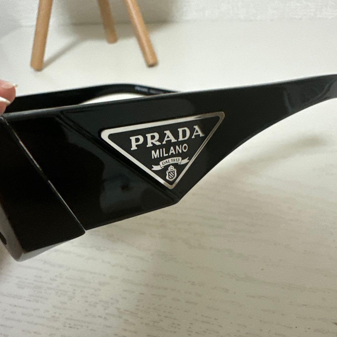 PRADA ブラックサングラス 55D17