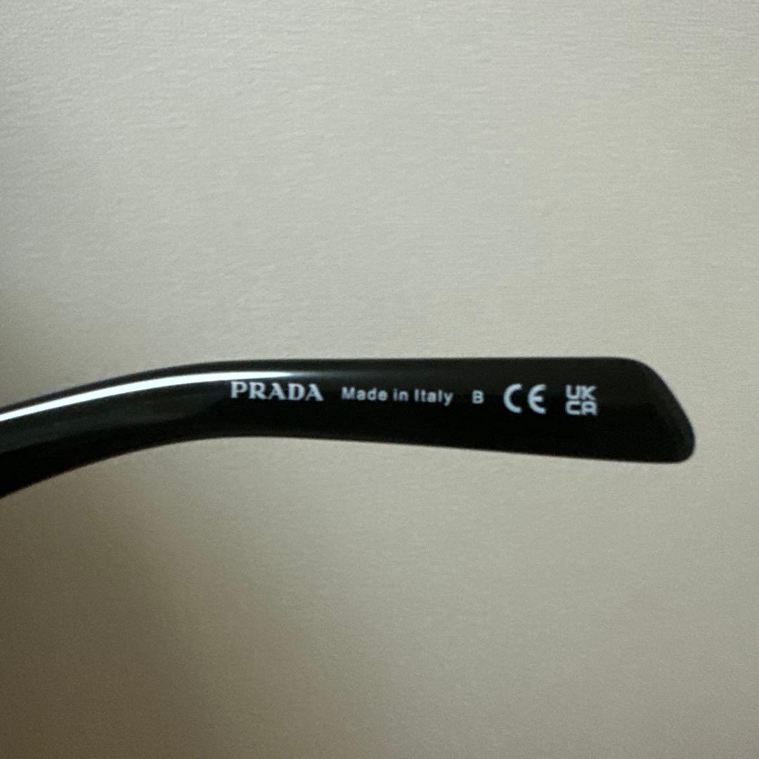 PRADA ブラックサングラス 55D17