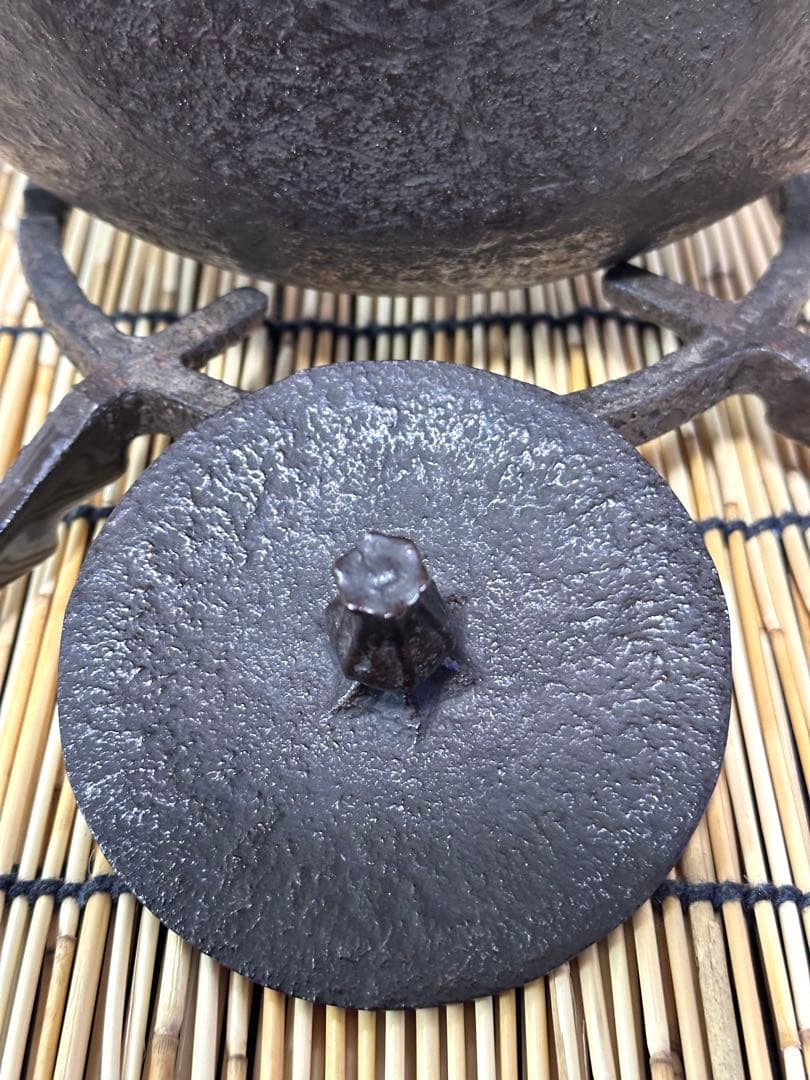 新品、供箱、付属品付　南部喜州 (及川 喜徳)造　鍛治打袋鉉　１５型　南部鉄瓶