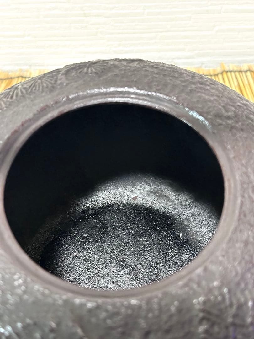 新品、供箱、付属品付　南部喜州 (及川 喜徳)造　鍛治打袋鉉　１５型　南部鉄瓶