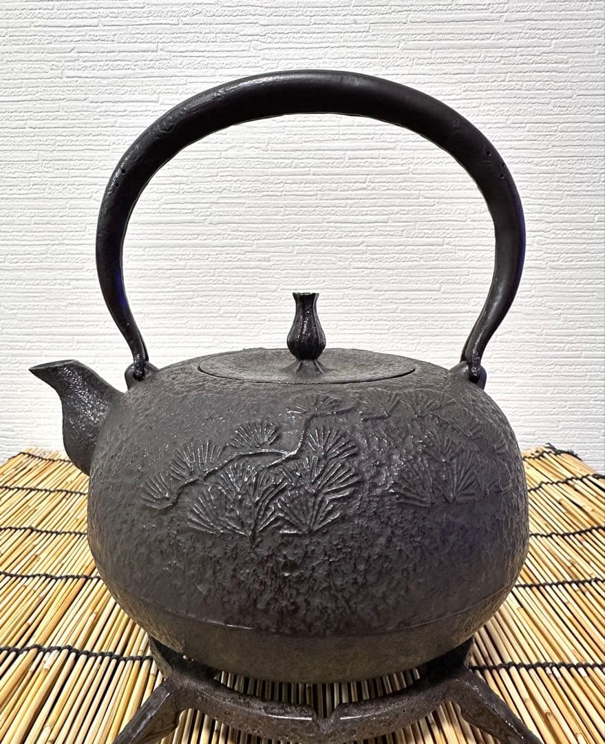 新品、供箱、付属品付　南部喜州 (及川 喜徳)造　鍛治打袋鉉　１５型　南部鉄瓶