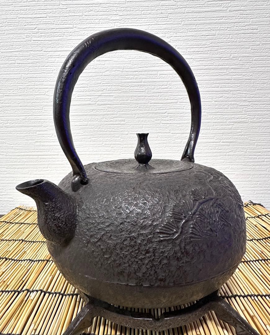 新品、供箱、付属品付　南部喜州 (及川 喜徳)造　鍛治打袋鉉　１５型　南部鉄瓶