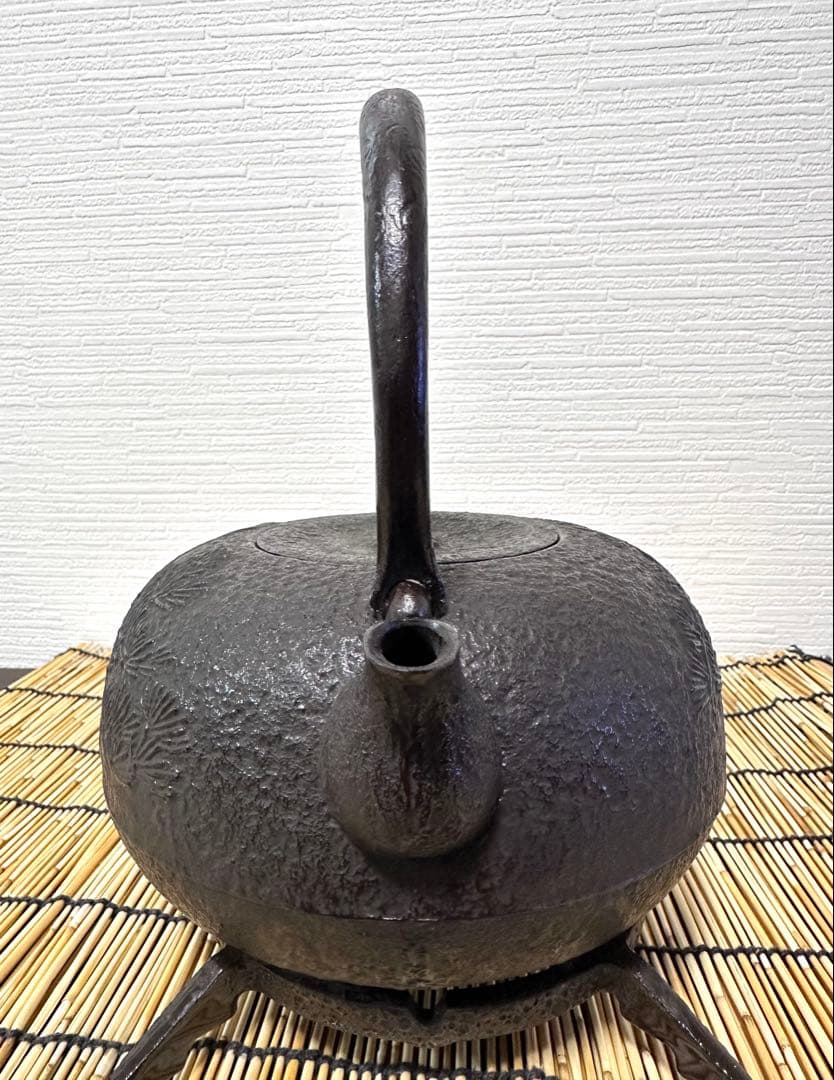 新品、供箱、付属品付　南部喜州 (及川 喜徳)造　鍛治打袋鉉　１５型　南部鉄瓶