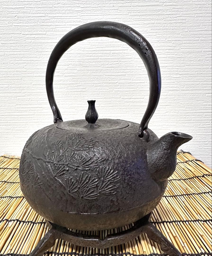 新品、供箱、付属品付　南部喜州 (及川 喜徳)造　鍛治打袋鉉　１５型　南部鉄瓶