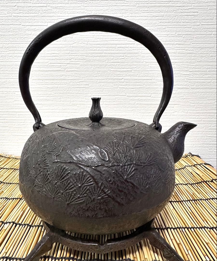 新品、供箱、付属品付　南部喜州 (及川 喜徳)造　鍛治打袋鉉　１５型　南部鉄瓶