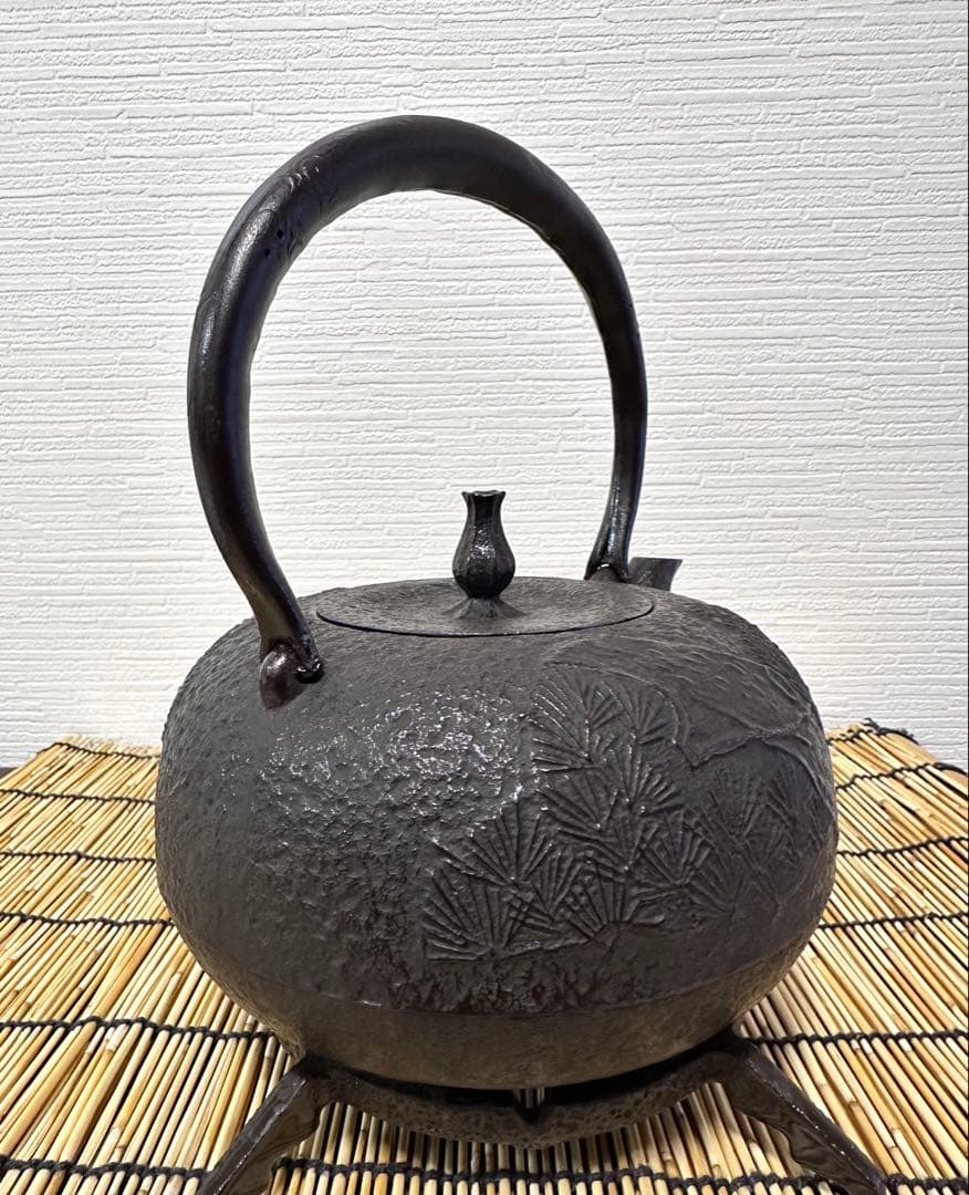 新品、供箱、付属品付　南部喜州 (及川 喜徳)造　鍛治打袋鉉　１５型　南部鉄瓶