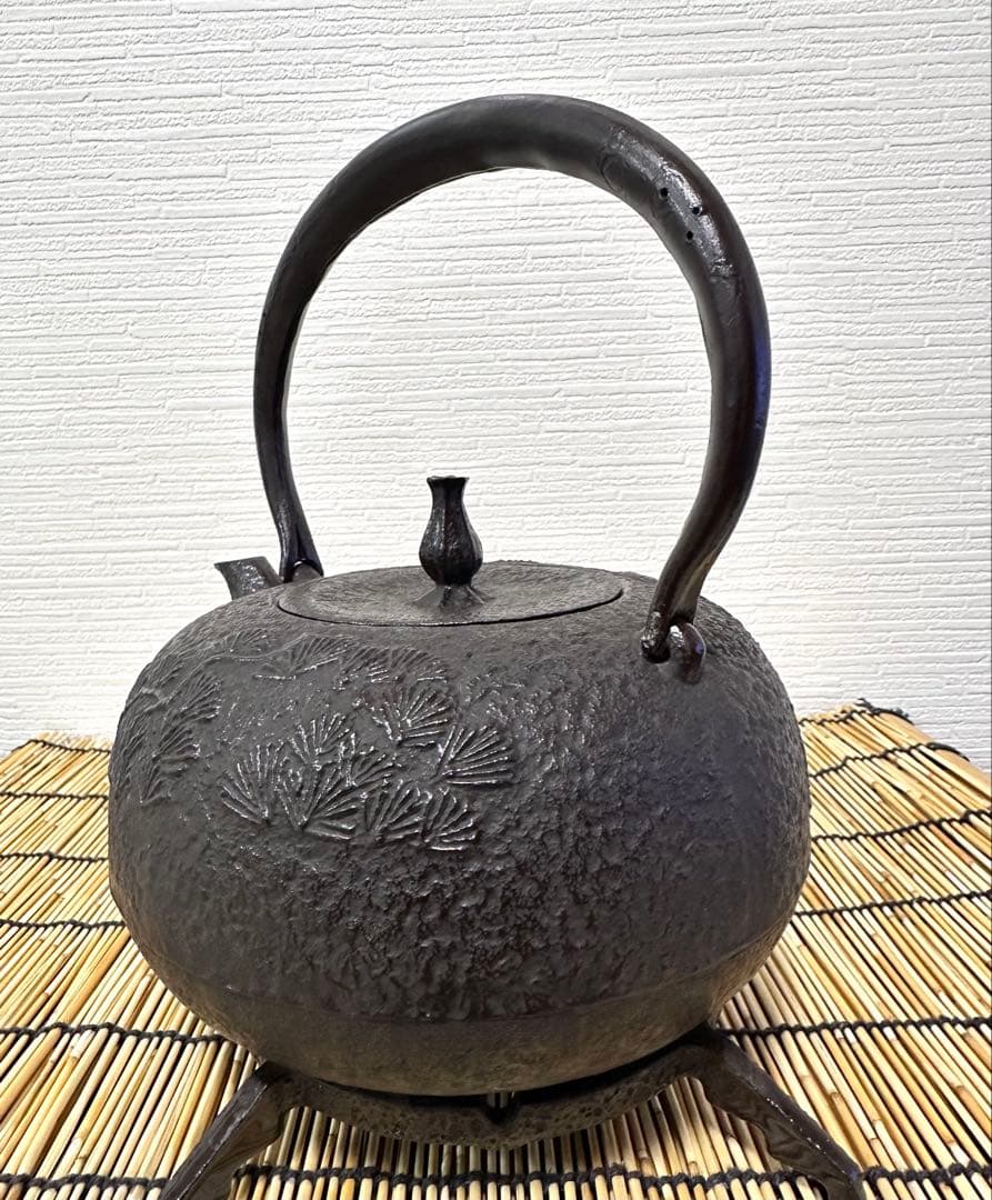 新品、供箱、付属品付　南部喜州 (及川 喜徳)造　鍛治打袋鉉　１５型　南部鉄瓶