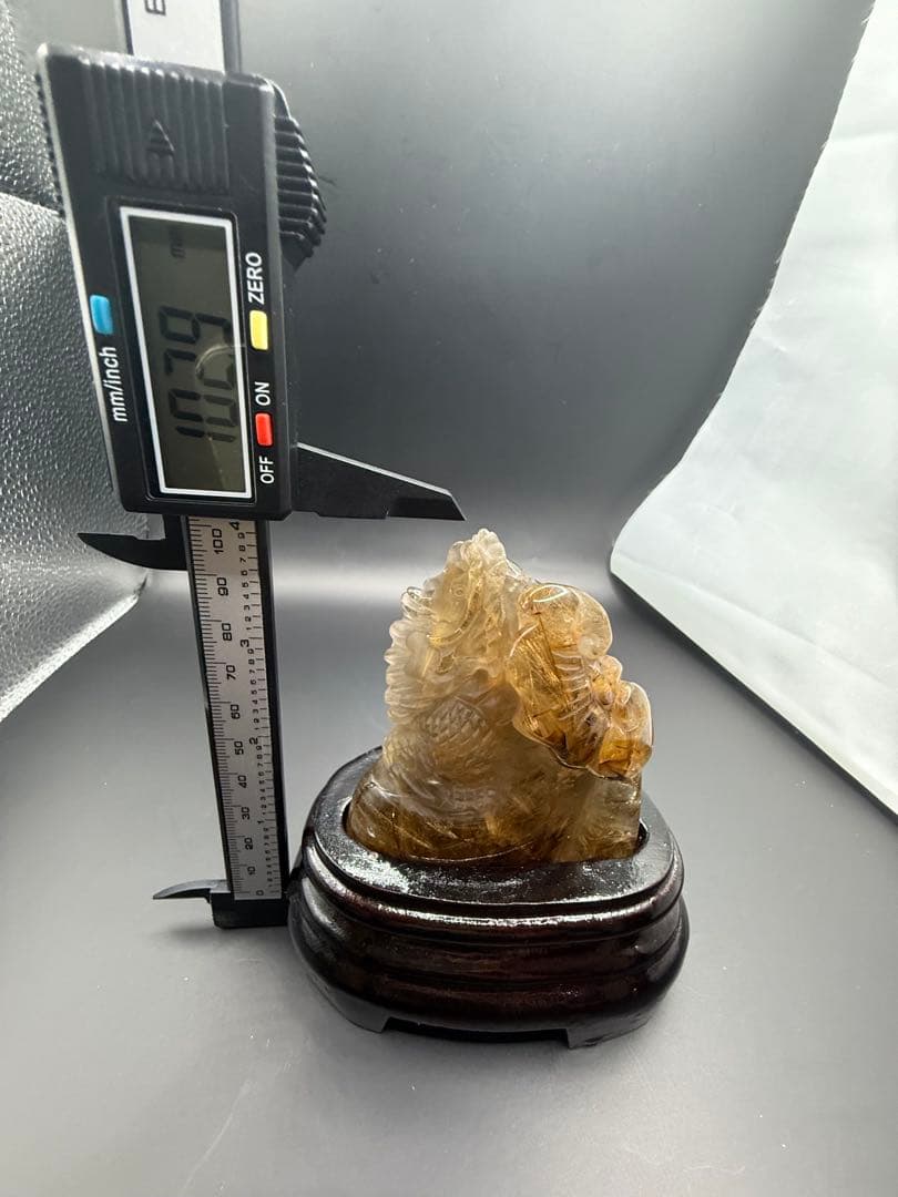 ルチルクォーツ　彫刻龍