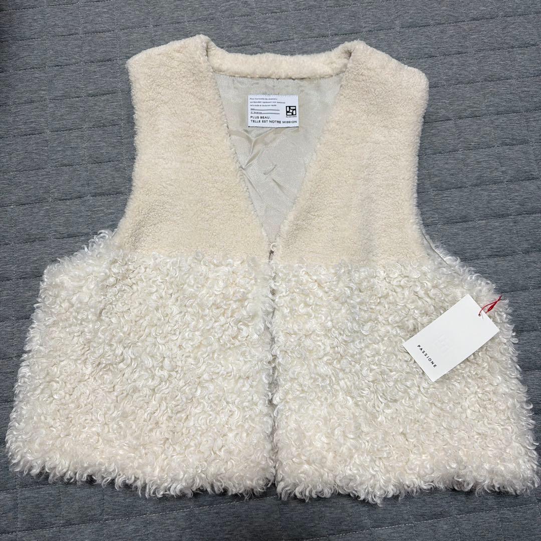 新品　PASSIONE パシオーネ　エコファー ノーカラーベスト　Vネック　ジレ