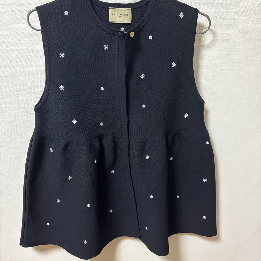 美品　UNITED ARROWS エンブロイダリー ビーズ ニットベスト