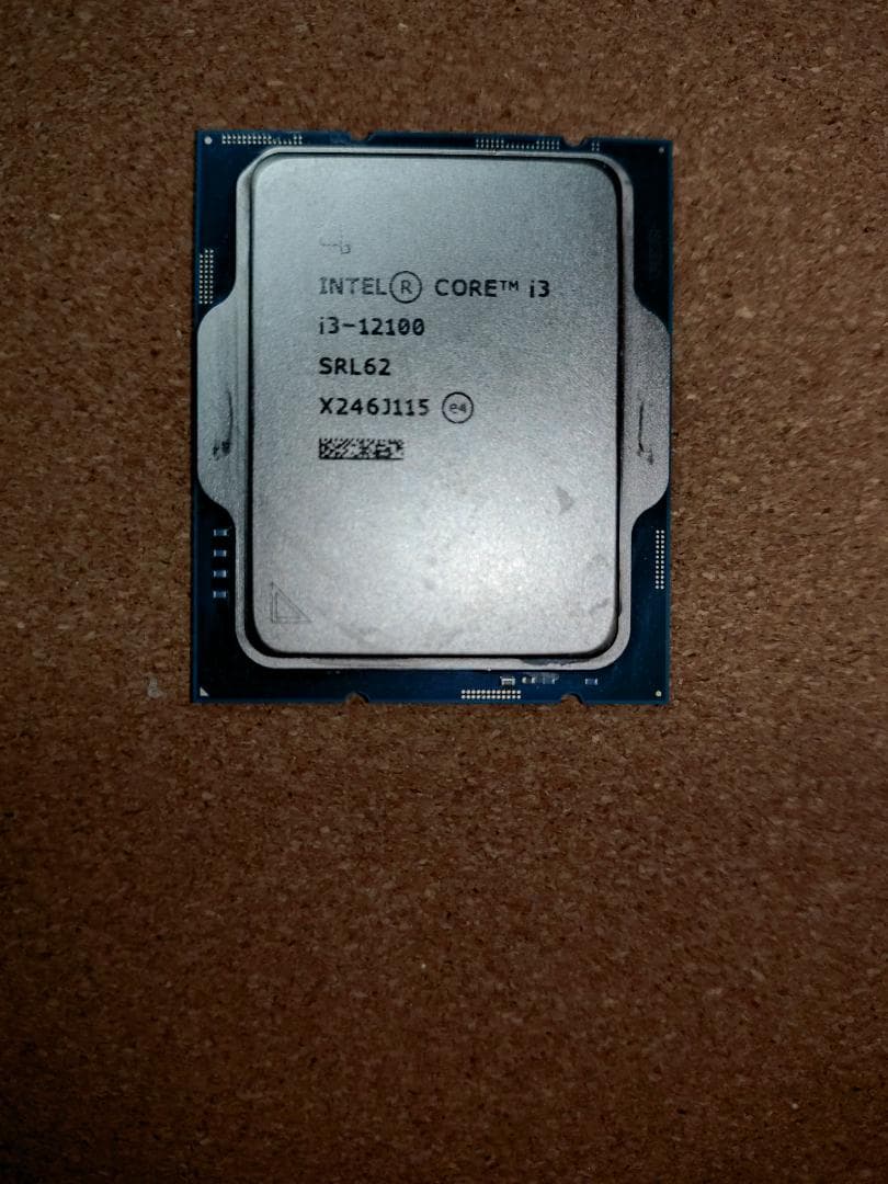 Intel Core i3-12100 (12100Fではありません）