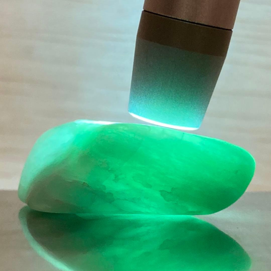 【美石】糸魚川翡翠　ロウカン質 翡翠　エメラルドグリーン　原石　11.2ｇ