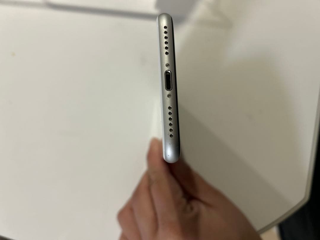 【美品‼️】iPhone SE 第2世代　64GB ホワイト