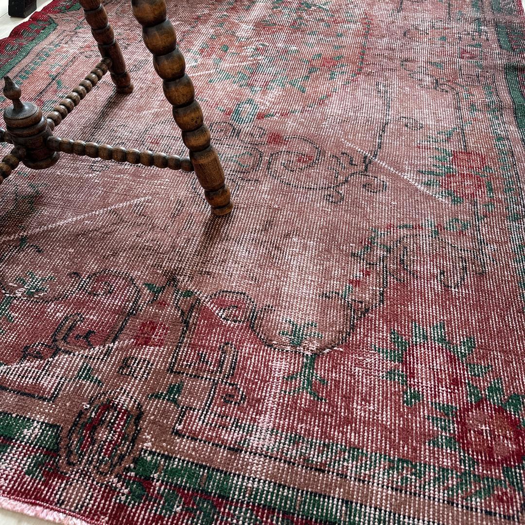 トルコヴィンテージラグA54 レア ブラウン オーバーダイラグ レッド グリーン