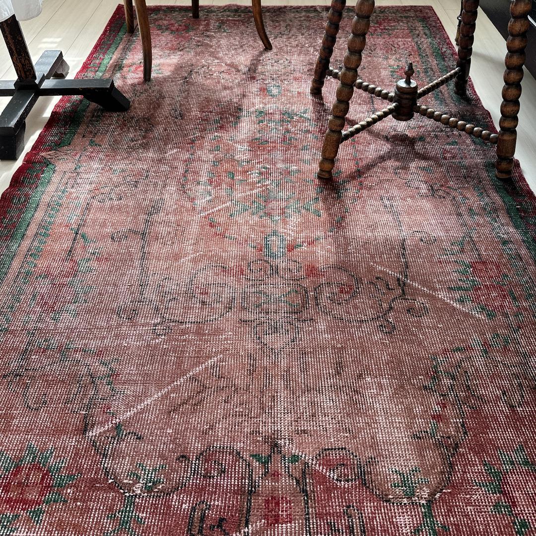 トルコヴィンテージラグA54 レア ブラウン オーバーダイラグ レッド グリーン
