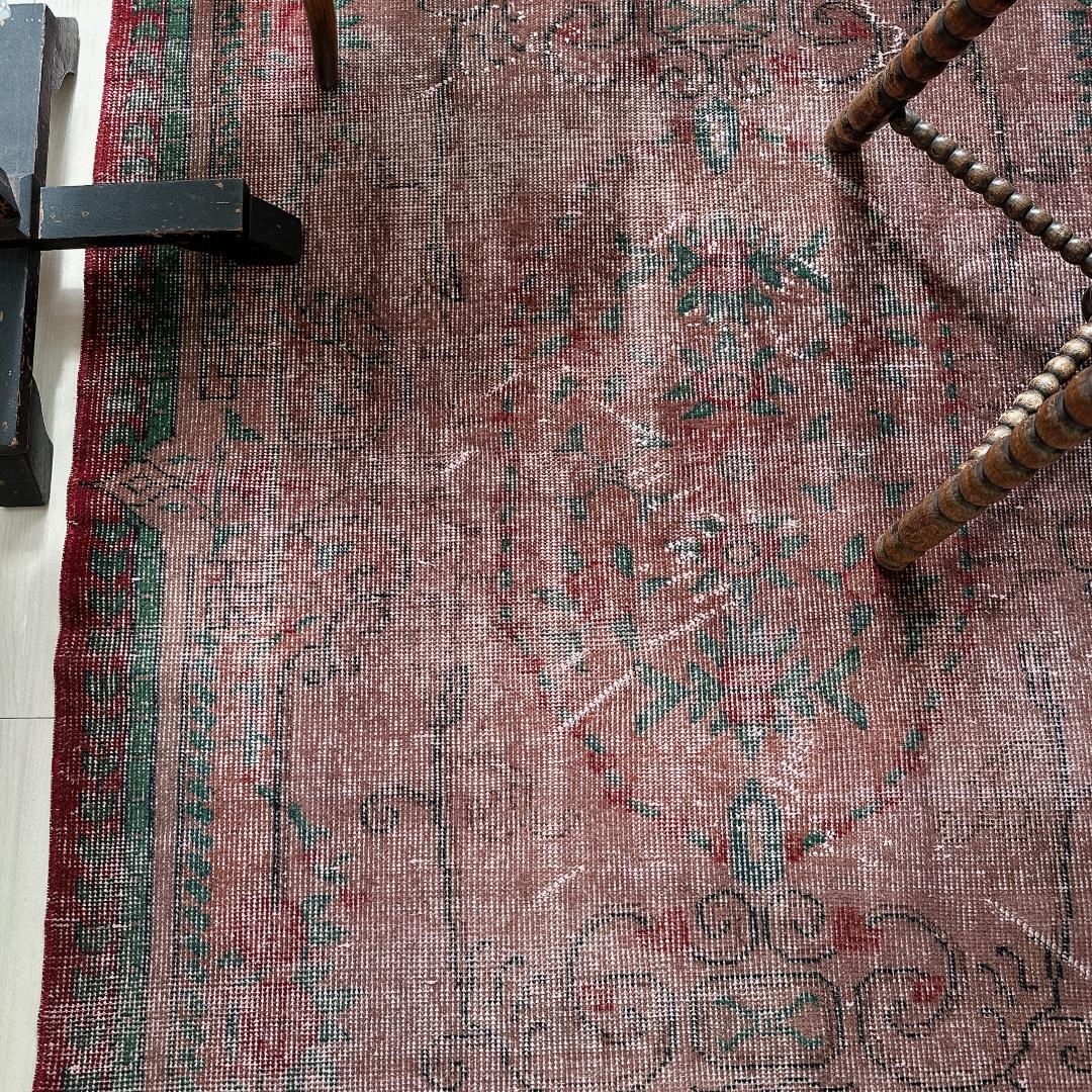 トルコヴィンテージラグA54 レア ブラウン オーバーダイラグ レッド グリーン