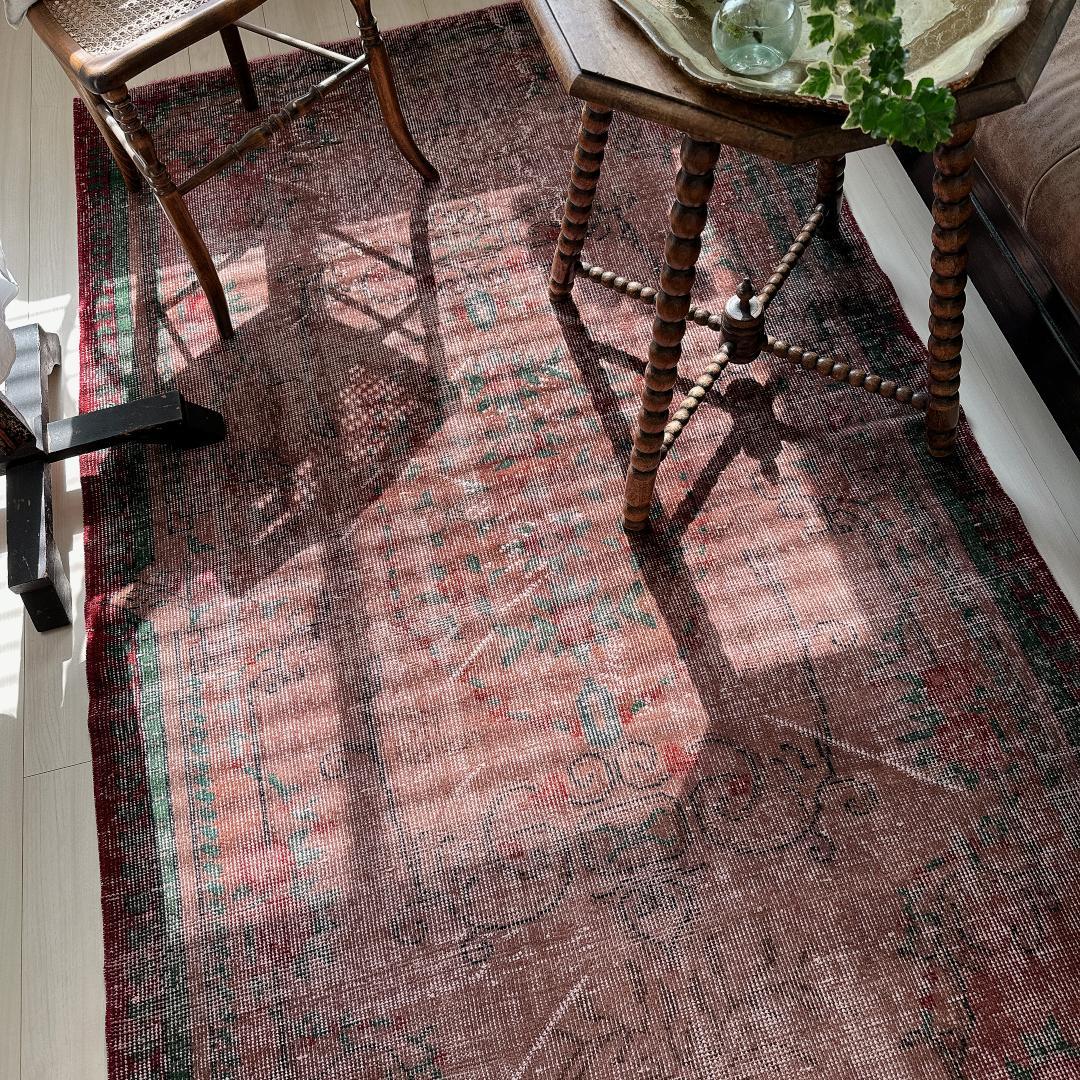 トルコヴィンテージラグA54 レア ブラウン オーバーダイラグ レッド グリーン