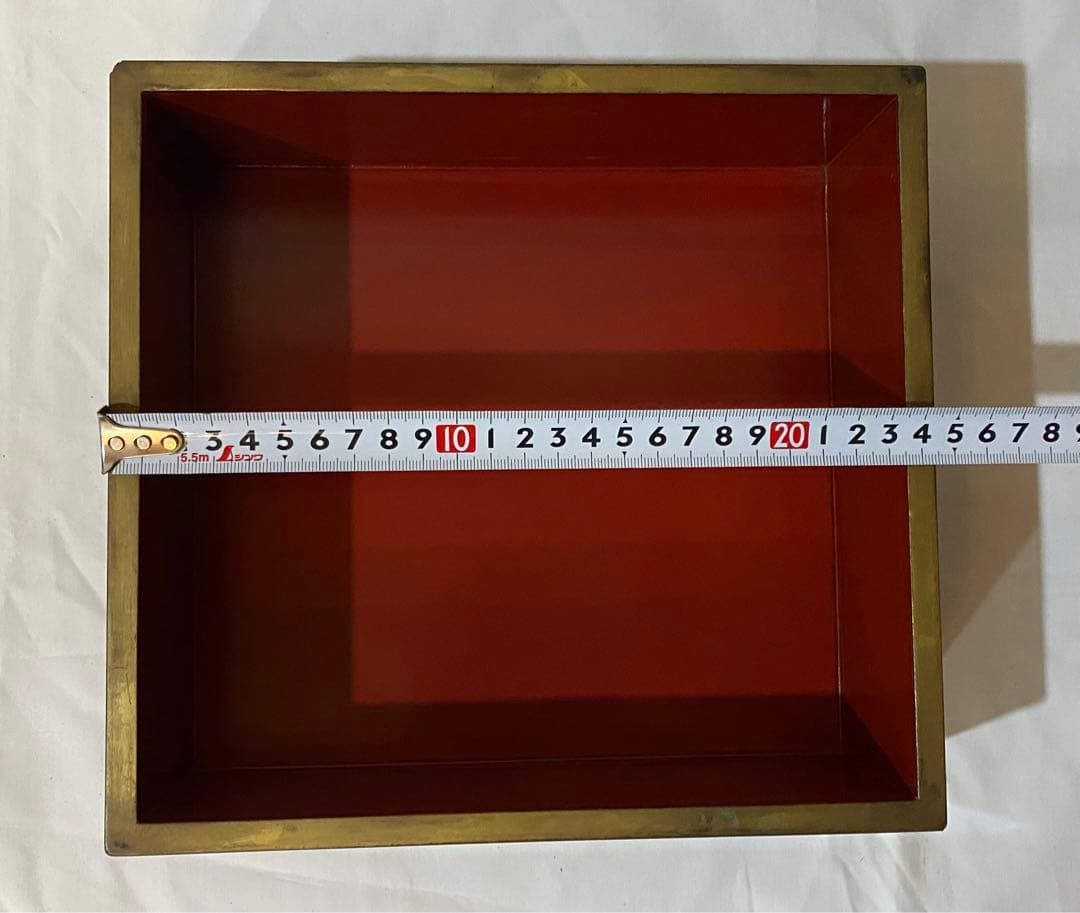 高蒔絵の亀と青海波の蒔絵が美しい段重