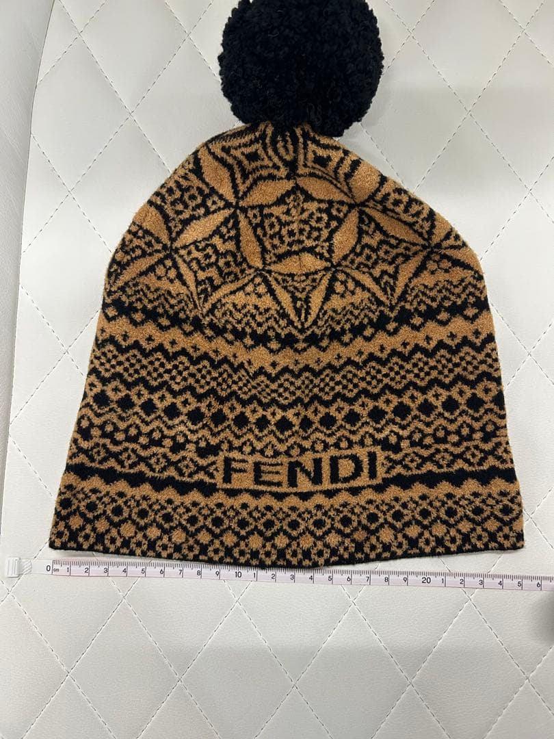 【ほぼ未使用美品】FENDI 幾何学模様 ニット帽 ポンポン付き