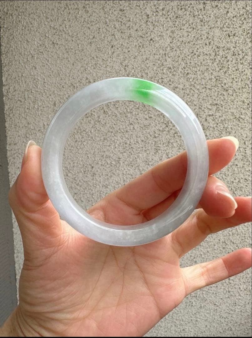 翡翠ヒスイバングル 薄いグレーとグリーンポイントのグラデーション 値下げました‼️