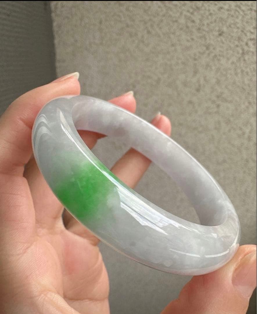 翡翠ヒスイバングル 薄いグレーとグリーンポイントのグラデーション 値下げました‼️