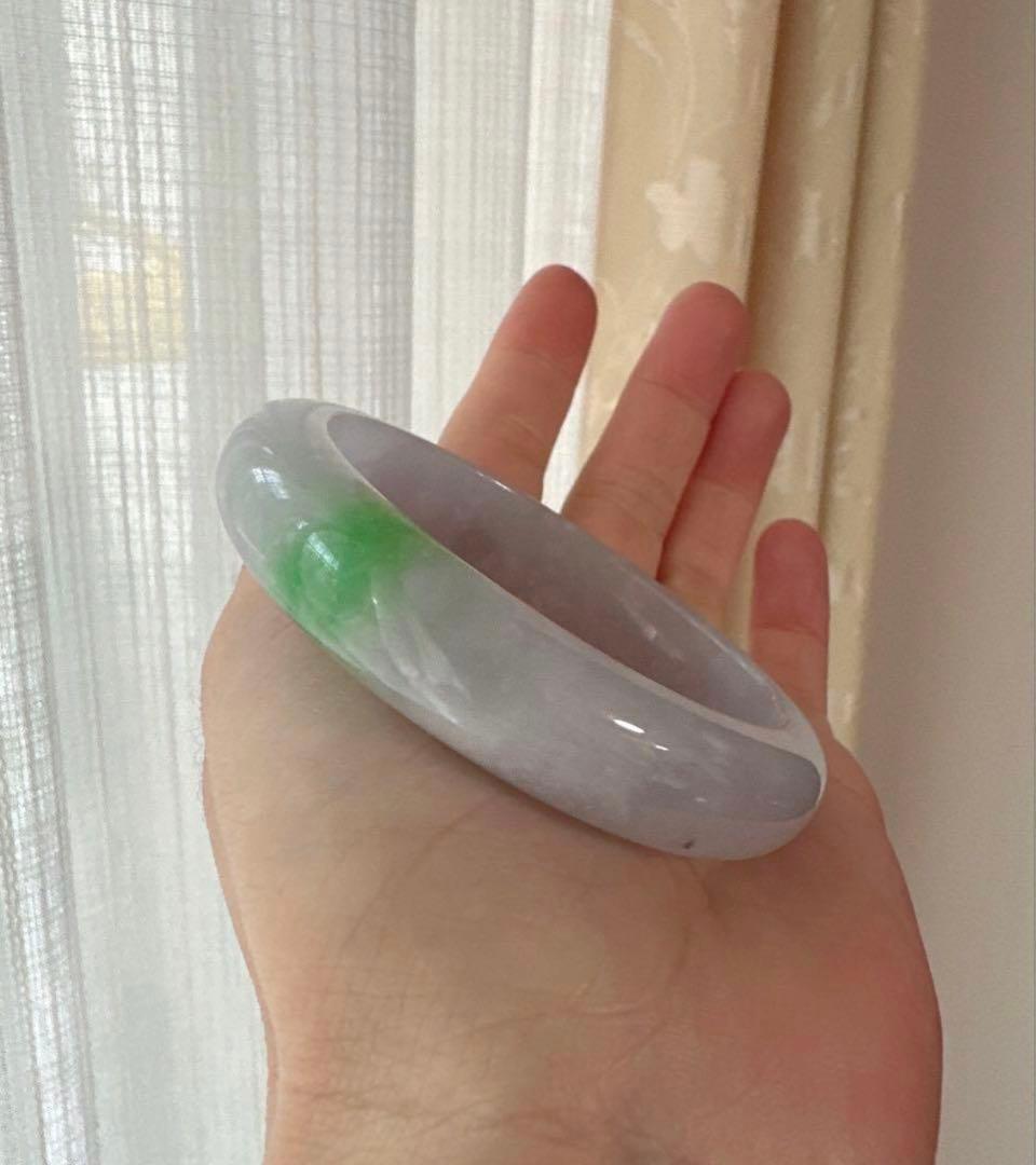 翡翠ヒスイバングル 薄いグレーとグリーンポイントのグラデーション 値下げました‼️