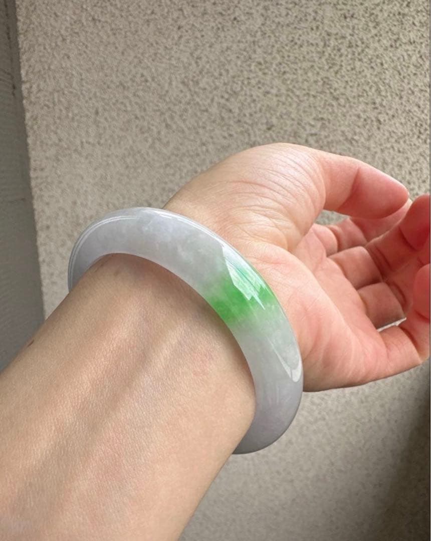 翡翠ヒスイバングル 薄いグレーとグリーンポイントのグラデーション 値下げました‼️