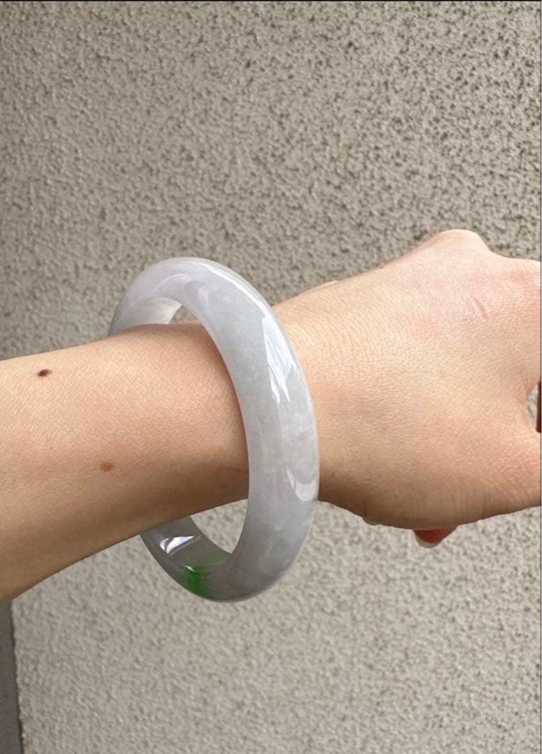 翡翠ヒスイバングル 薄いグレーとグリーンポイントのグラデーション 値下げました‼️