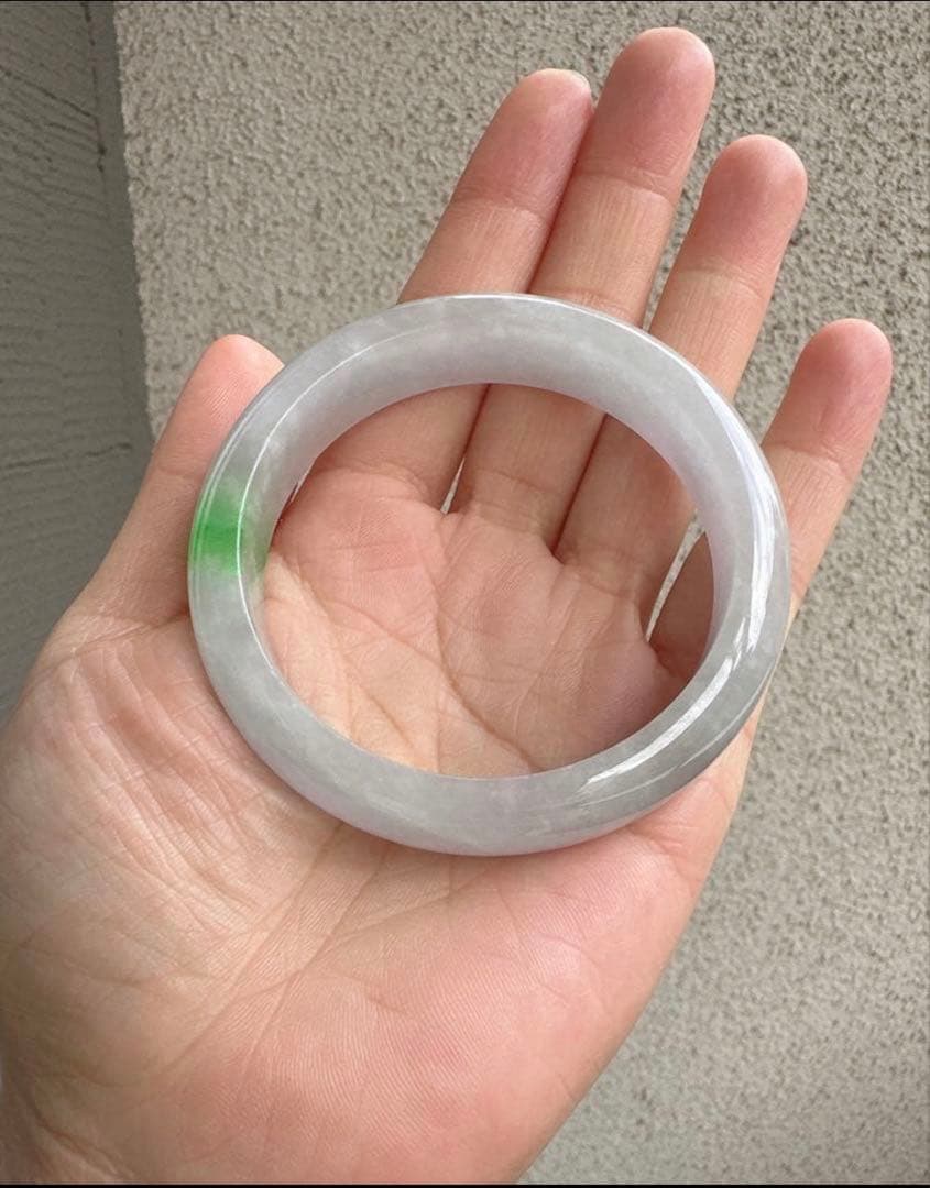 翡翠ヒスイバングル 薄いグレーとグリーンポイントのグラデーション 値下げました‼️