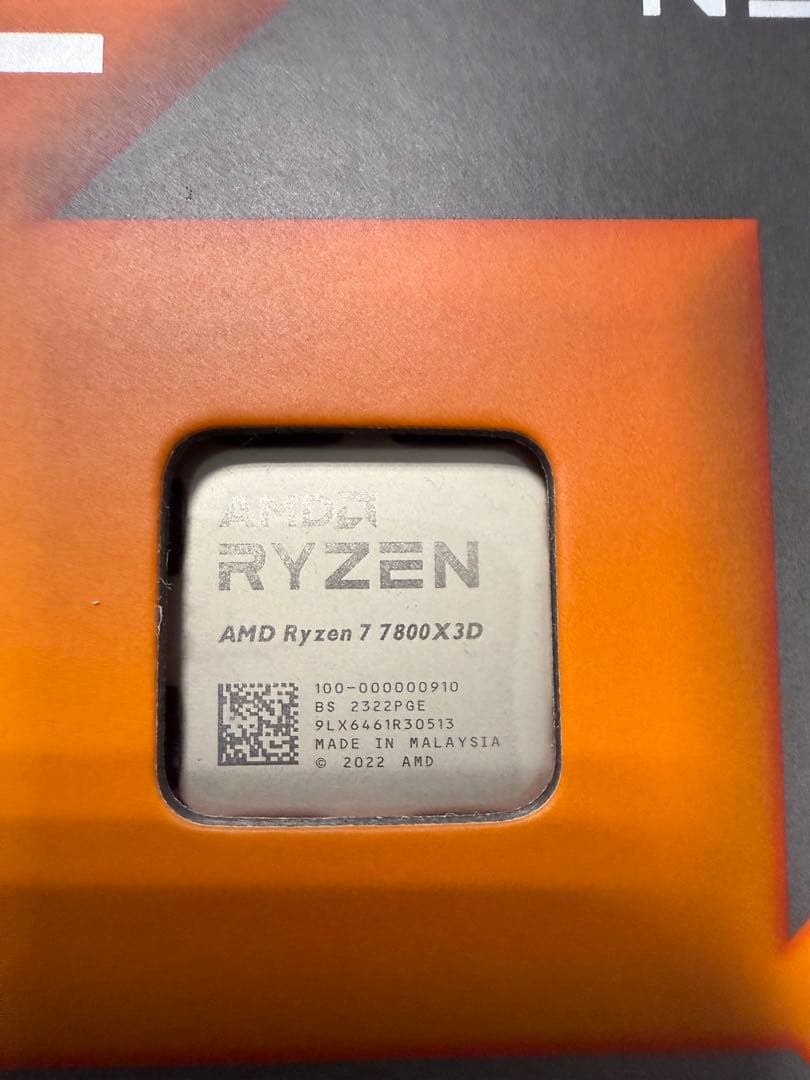 AMD Ryzen 7 7800X3D CPUと元箱
